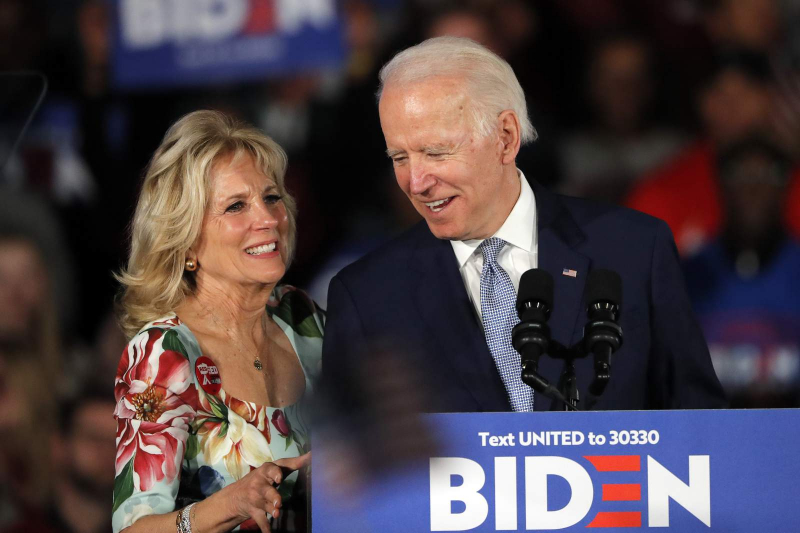 Joe Biden và vợ.
