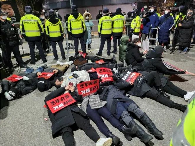 Người dân Hàn Quốc biểu tình phản đối phóng thích tên tội phạm ấu dâm.