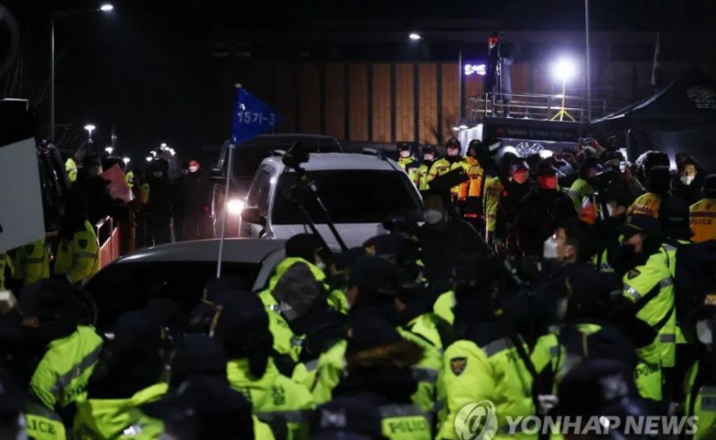 Chiếc xe chở theo Cho Doo Soon rời nhà tù Nam Seoul từ sáng sớm. Ảnh: Yonhap