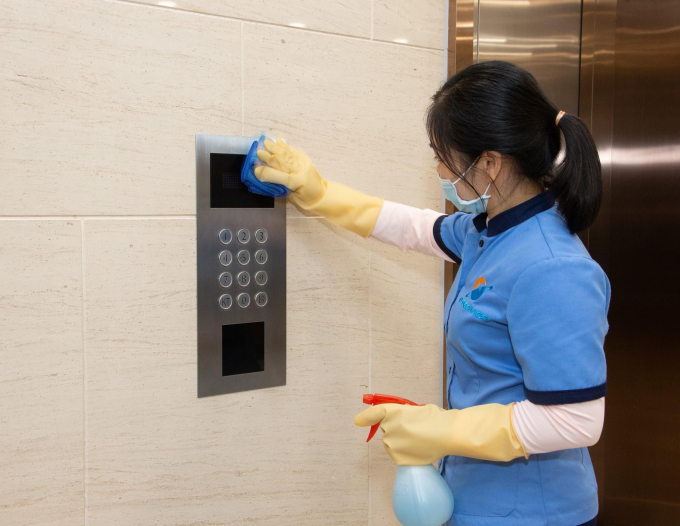 Đặc biệt, tại Sunshine Center, cứ 2 tiếng đồng hồ, nhân viên Sunshine Service thường xuyên lau chùi bằng dung dịch sát khuẩn ở tất cả vị trí nút bấm thang máy và hệ thống cửa ra vào, cửa kính.