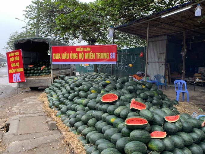 Tại ven đường Nguyễn Xiển, Thanh Xuân (Hà Nội) dưa hấu được bày bán với giá 8.000đ/kg
