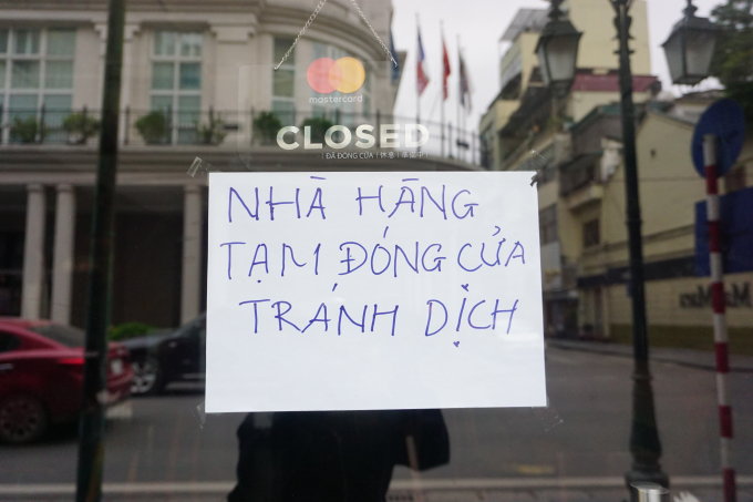 Những dòng chữ tạm đóng cửa dán trước cửa hàng tại phố Tràng Tiền