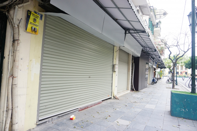 Tại phố Tràng Tiền hàng loạt cửa hiệu phải đóng cửa