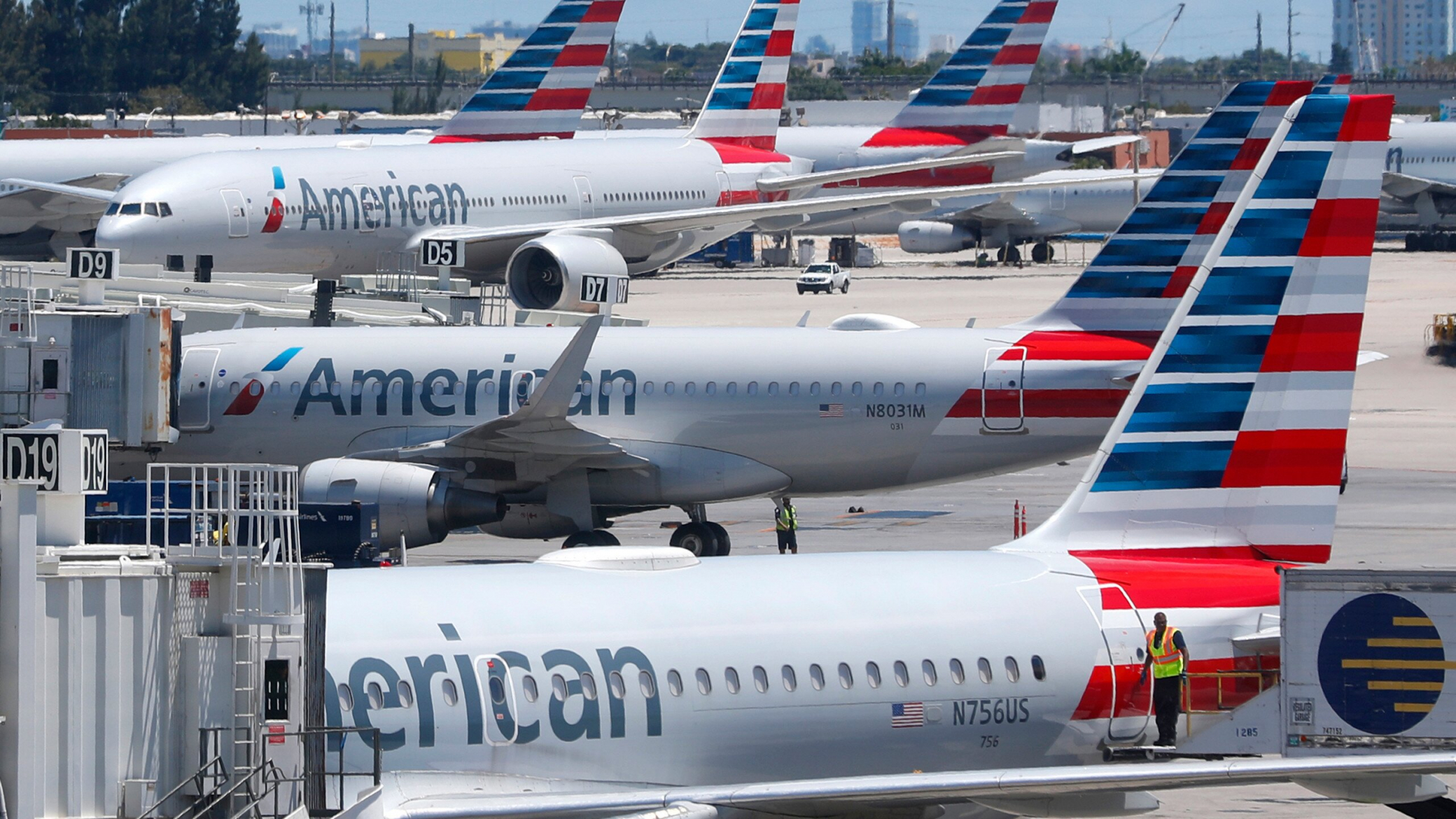 Ngày 15/3, American Airlines thông báo dự kiến cắt giảm 75% các chuyến bay quốc tế đến ngày 6/5 vì nhu cầu đi lại giảm
