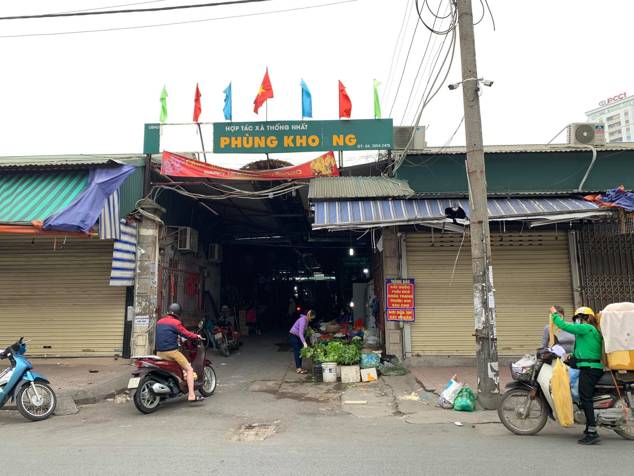 Ghi nhận của phóng viên chiều 15 giờ 30, ngày 4/1, tại chợ Phùng Khoang (Hà Nội), hoạt động buôn bán ở đây vẫn diễn ra bình thường. Lượng khách sụt giảm so với những ngày trước, khung cảnh chợ vắng lặng hơn mọi ngày.
