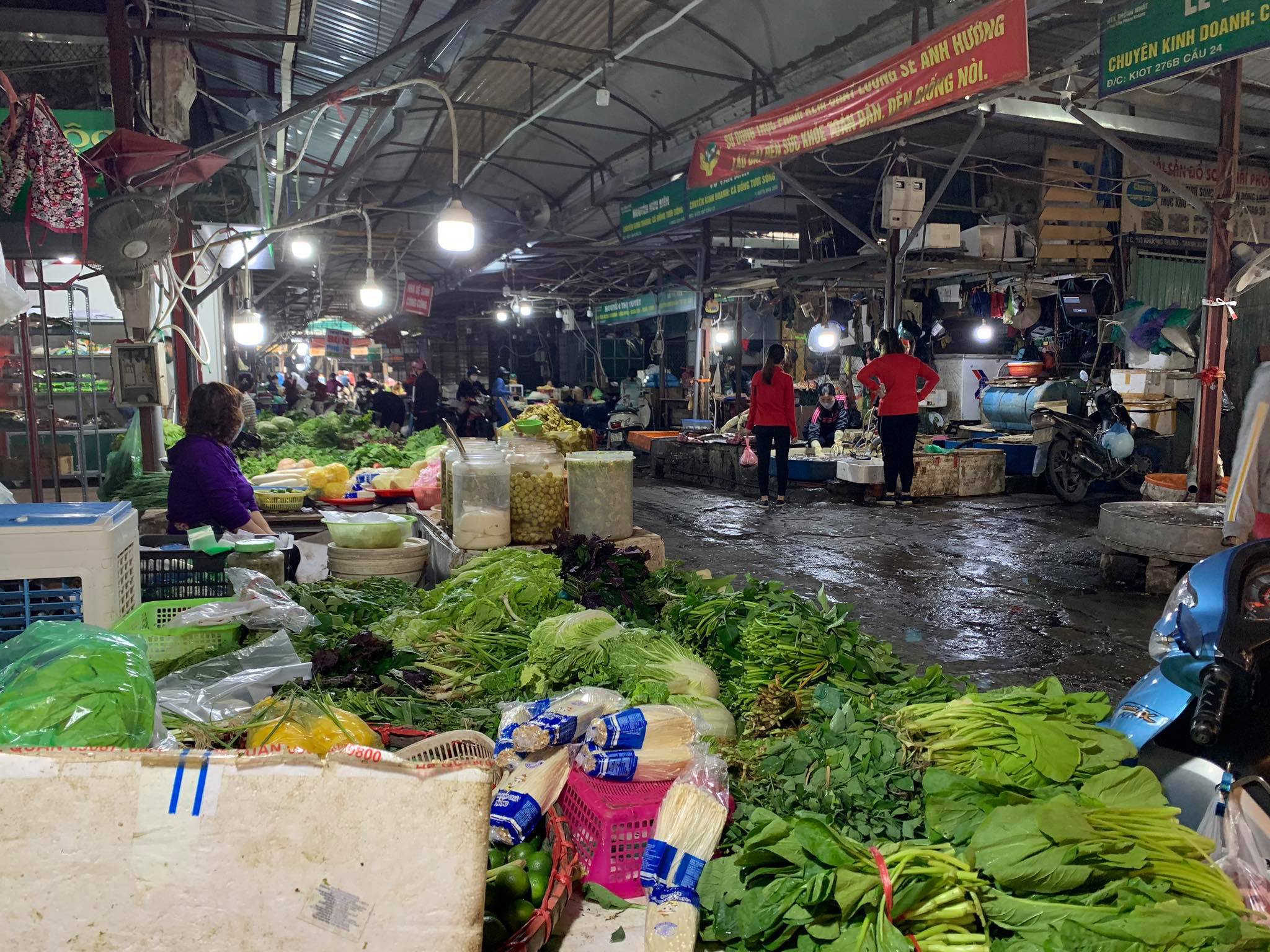 Quầy rau có đầy đủ các loại nhưng không có cảnh nhộn nhịp bán mua như mọi ngày, dù đang vào giờ cao điểm của khách đi chợ
