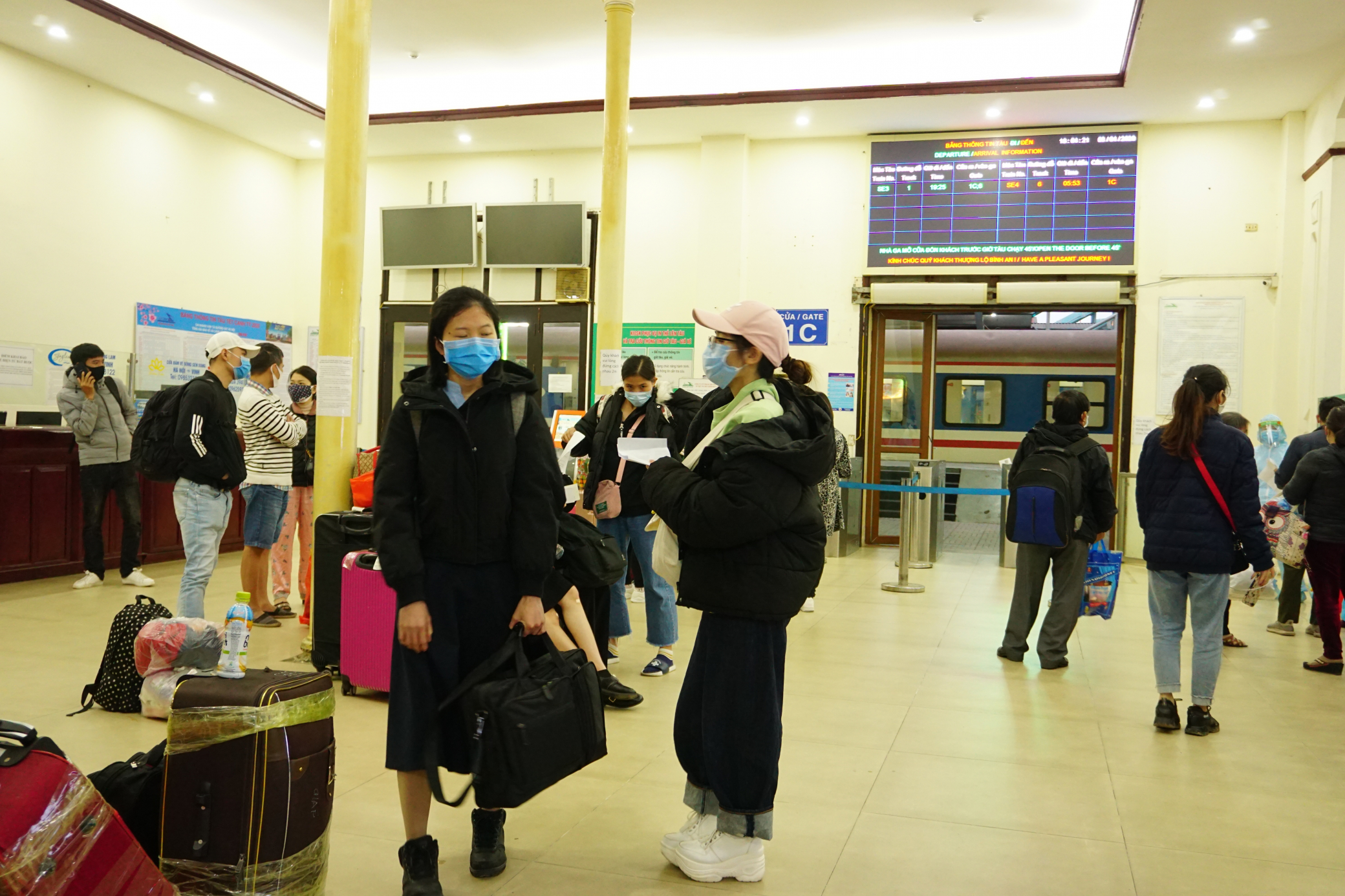 Nhiều người đổ dồn về ga Hà Nội để kịp chuyến tàu duy nhất trong ngày hôm nay 6/4