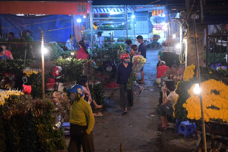 Chợ hoa Quảng An là một trong những chợ hoa lớn nhất miền Bắc, nơi đây hội tụ sắc hương Hà Nội bởi chợ hoa này tụ họp những loài hoa từ những vùng trồng nổi tiếng ở Hà Nội như Hạ Lôi, Tây Tựu, Tân Lập và thậm chí có cả những loài hoa từ Đà Lạt hay TP. Hồ Chí Minh về đây để phục vụ nhu cầu người dân.