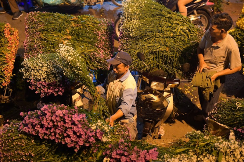 Sắp xếp lại những bó hoa Thạch thảo, anh Lê Công Thạch cho biết giá hoa được tăng lên đáng kể, trước kia không ai mua thì mỗi bó hoa là 20.000 đồng còn bây giờ mỗi bó 50.000 đồng.