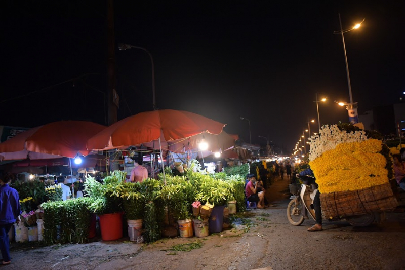 Không còn khung cảnh đìu hiu, vắng vẻ nữa mà giờ đây chợ hoa Quảng An đã tấp nập mua bán trở lại.