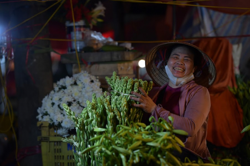 Chị Đỗ Tâm Linh (quận Tây Hồ, Hà Nội) cho biết, tôi rất vui khi chợ hoa được hoạt động trở lại. 