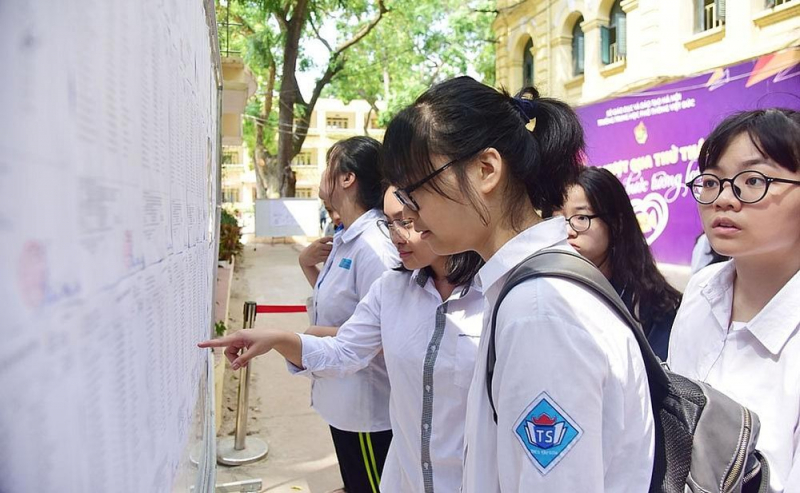 Các trường THPT Chu Văn An, Nguyễn Trãi – Ba Đình, Tây Hồ, Việt Đức, Yên Hòa, Cầu Giấy...ở Hà Nội đồng loạt hạ điểm chuẩn xét tuyển bổ sung vào lớp 10 năm học 2020-2021.
