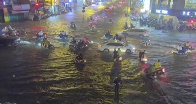 Cùng với đó, tại giao lộ Lê Hồng Phong – 3/2 (Q.10), nước ngập mênh mông khiến các phương tiện di chuyển khó khăn.