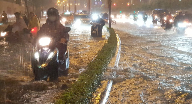 Trên đường Nguyễn Hữu Cảnh (Q. Bình Thạch), hàng loạt phương tiện chết máy, dẫn bộ do bị ngập nặng, đây cũng là điểm ngập xuất hiện khi xảy ra mưa lớn.