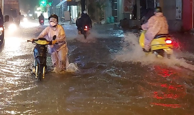 Tại đường Nguyễn Văn Quá (Q.12), do lượng mưa quá lớn khuến tuyến đường này trong phút chốc biến thành “sông” khiến các phương tiện di chuyển qua đây bị chết máy.