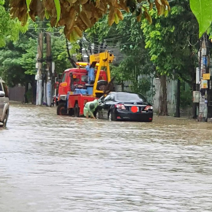 Nhiều ô tô con cố gắng đi qua đoạn đường ngập lụt đã bị chết máy, xe máy không thể di chuyển được phải gọi cứu hộ.