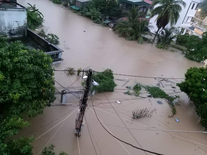 Quảng Ninh: Hàng trăm hộ dân phải sơ tán trong đêm vì lũ lụt