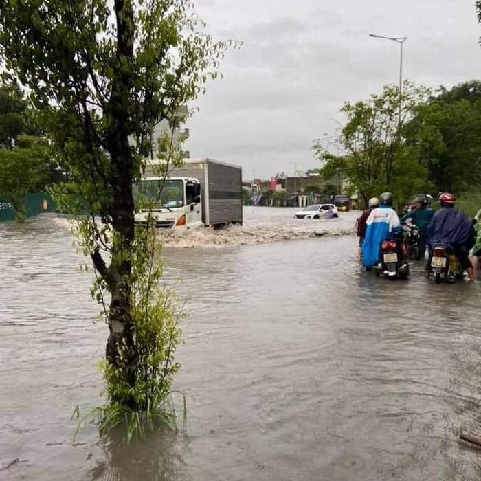 khu vực cầu Bang hướng đi Hà Khánh - Hoành Bồ bị ngập nặng. Xe máy không thể di chuyển được trên tuyến phố này.