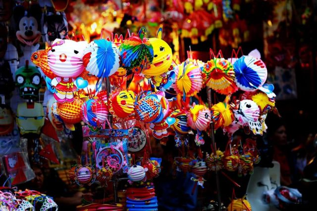 Dù hiện nay, trên thành phố Hà Nội có rất nhiều địa điểm vui chơi khác, thế nhưng phố Hàng Mã vẫn có một nét riêng lôi cuốn mọi người, vẫn trở thành một địa điểm không thể thiếu của mọi người mỗi dịp lễ tết đặc biệt.