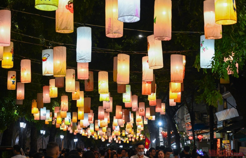 Lồng đèn được treo trải dài khoảng 300 mét ở phía cuối đường Phùng Hưng chào đón Tết Trung thu.