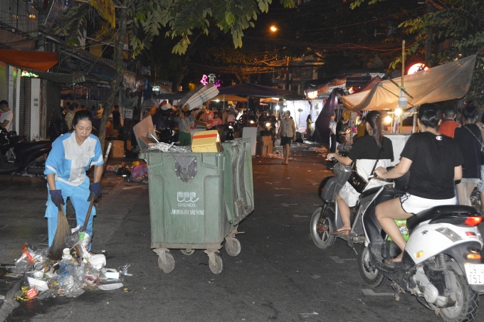 Theo chia sẻ của một số người, khi họ ra đường vào khoảng 1-2h sáng, những người công nhân vệ sinh môi trường tại khu vực này vẫn miệt mài để thu dọn cho kịp chuyến xe chở rác đưa tới bãi tập kết