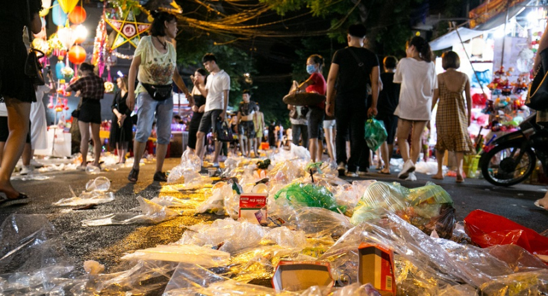 Đoạn phố Hàng Mã vào khoảng 0h đêm với đa phần là túi nilon, lon, vỏ chai nhựa và các loại cốc nhựa dùng một lần.