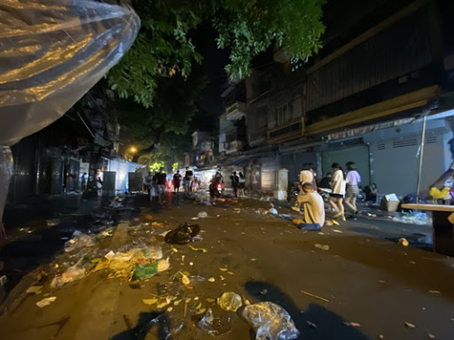 Việc xả rác bừa bãi ra phố Hàng Mã đồng nghĩa với việc các nhân viên vệ sinh môi trường phải làm việc với tần suất nặng hơn.