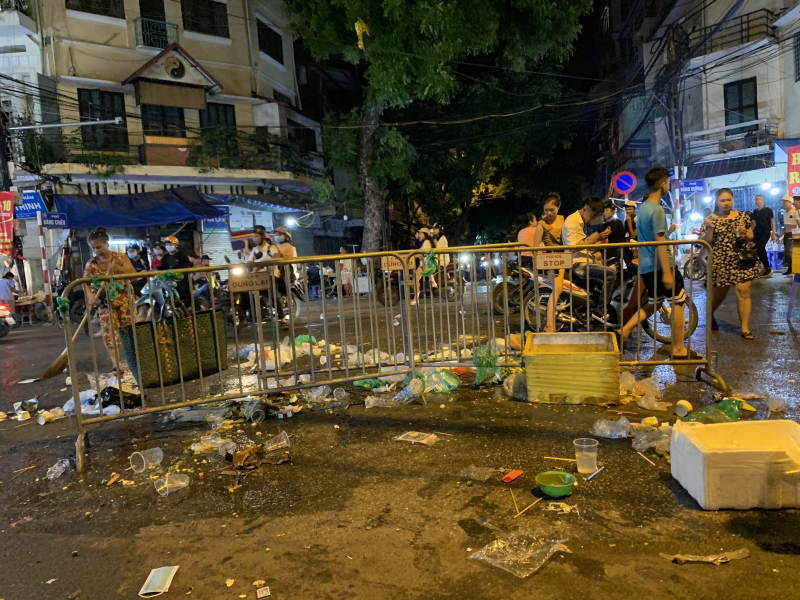 Đêm qua là một đêm làm việc với tần suất cao của các công nhân vệ sinh trên phố Hàng Mã, để trả lại con phố sạch sẽ trở lại các công nhân đã làm việc không ngơi nghỉ.
