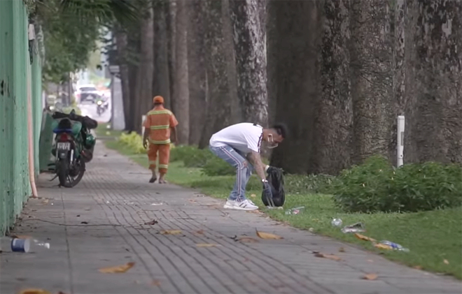 Đại gia Sài thành không ngại bẩn mà tự tay nhặt rác trên phố