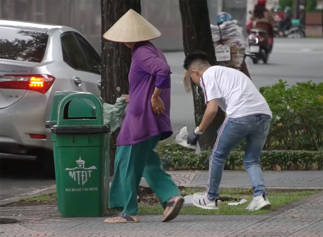 Hiện, dân mạng vẫn đang bàn tán xôn xao về đoạn clip nhặt rác bằng siêu xe của Minh Nhựa.