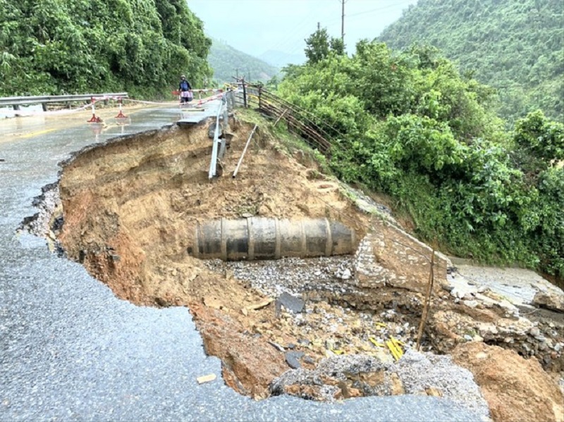 Mưa lớn khiến sạt lở nghiêm trọng tuyến đường Hồ Chí Minh đoạn qua xã Tà Long, huyện Đakrông, tỉnh Quảng Trị