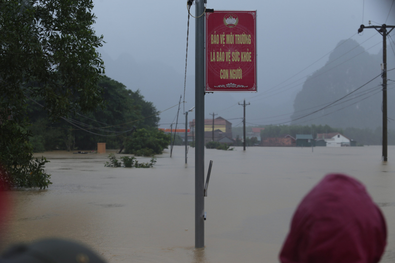 Những ngày vừa qua, mưa lớn kéo dài khiến nước lũ trên nhánh sông Rào Nan đoạn qua xã Tân Hóa, huyện Minh Hóa, Quảng Bình, lên nhanh làm hơn 550 nhà dân ngập sâu trong nước