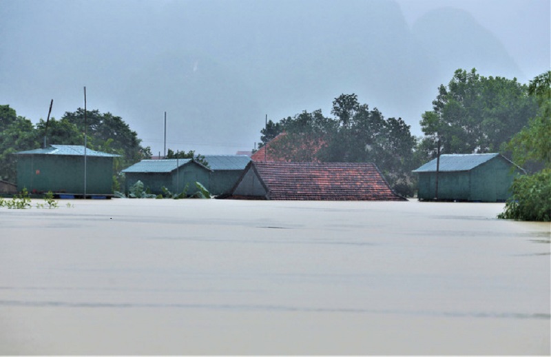 Tại xã Tân Hóa có 6 thôn thì 5 thôn bị ngập nặng, trong đó thôn 3 của xã này nước đã dâng tận nóc nhà.