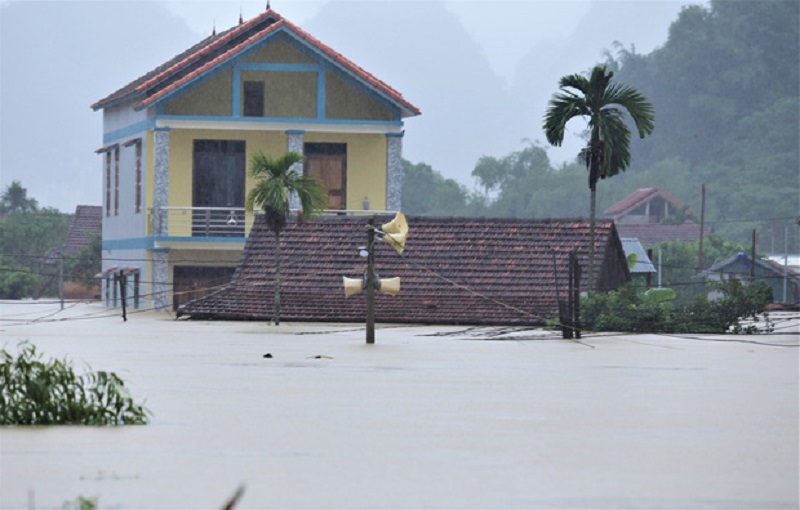 Nhà văn hóa thôn 3, xã Tân Hóa cũng chung tình trạng nước ngập đến mái
