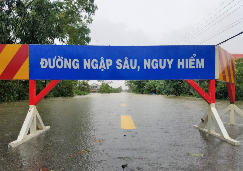Các tuyến đường bị ngập sâu ở Huế được rào chắn để người dân không lưu thông qua đây