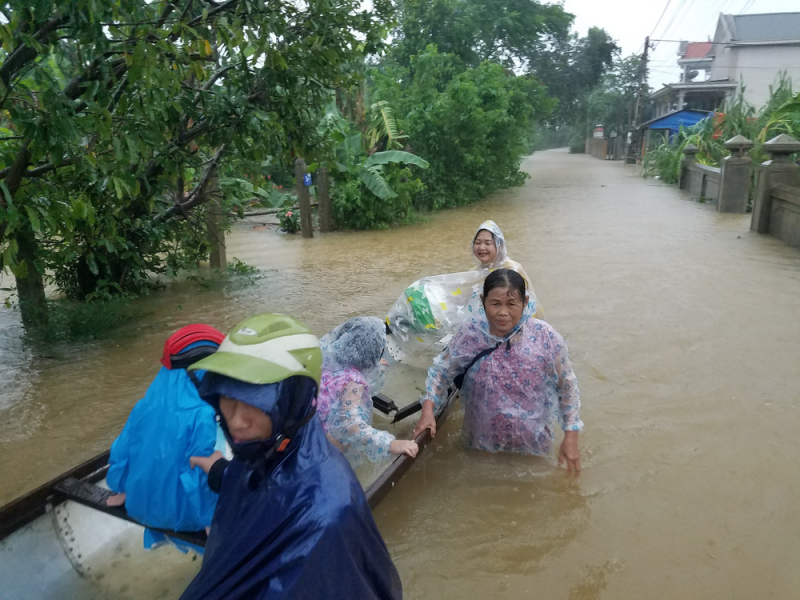 Hàng chục hộ dân ở xóm Gióng (phường An Tây, TP. Huế) đã dùng thuyền sơ tán ra khỏi vùng ngập lụt hơn 1m.