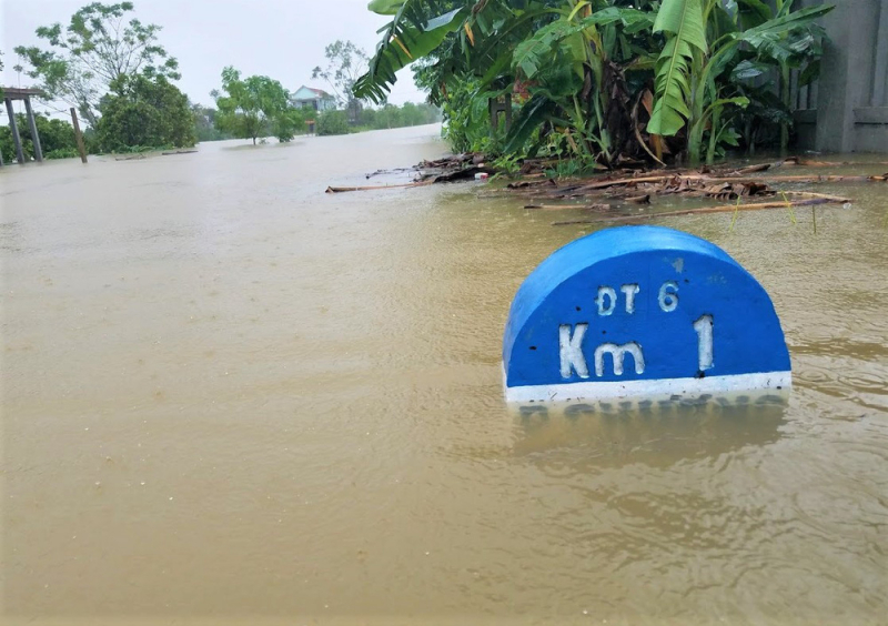 Nhiều tuyến đường ở Huế bị chia cắt, ngập nước, có đoạn bị ngập sâu 1 mét