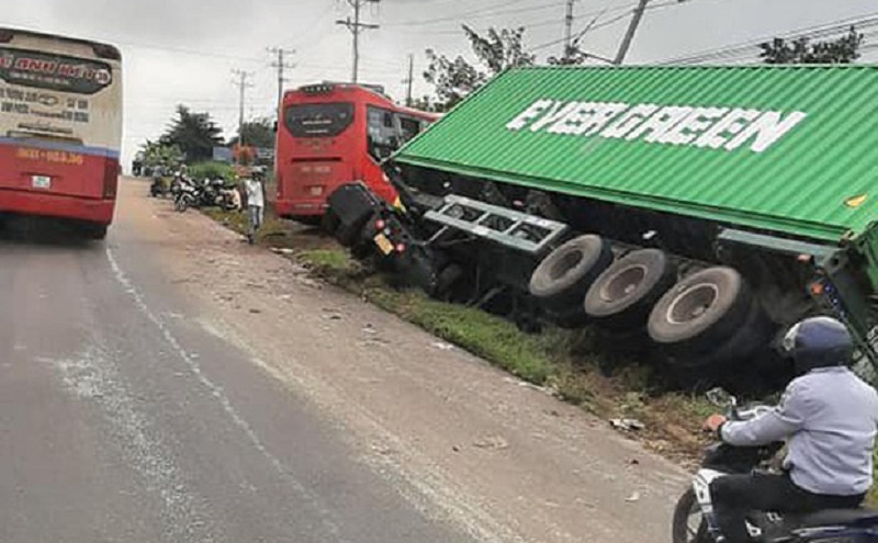 Hiện trưởng xe khách tông xe tải và xe container khiến 5 người thương vong tại Bình Phước.