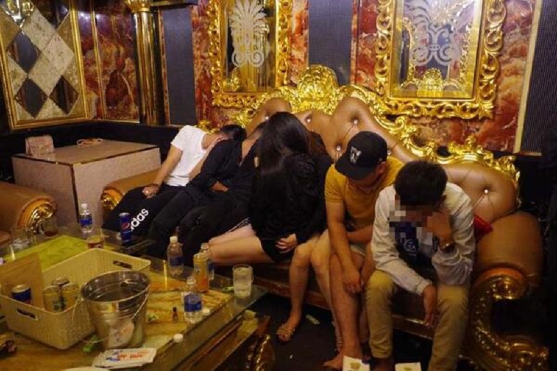 Nhóm nam nữ ‘thác loạn’ ma túy trong quán Karaoke trong khi cả tỉnh đang gồng mình chống lũ