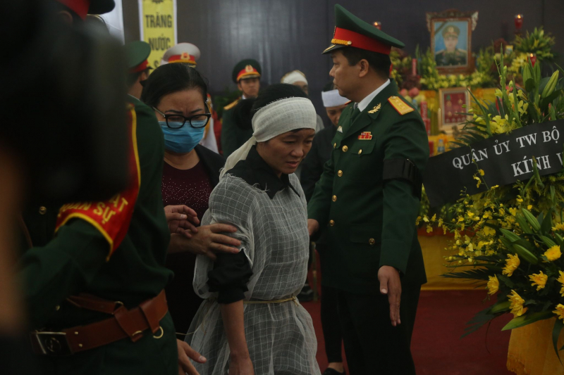 Vợ Thiếu tướng Nguyễn Hữu Hùng đau xót trước sự ra đi đột ngột của ông.