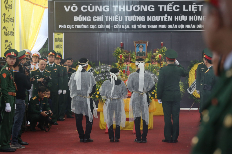 8h sáng linh cữu của Thiếu tướng Nguyễn Hữu Hùng về tới Hà Nội và về nhà riêng làm lễ.