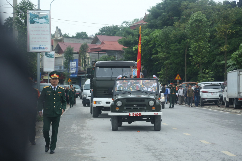 9h đoàn xe tiêu binh từ nhà riêng của Thiếu tướng ra Nghĩa trang Liệt sĩ xã Sài Sơn thực hiện những nghi lễ tiếp theo.