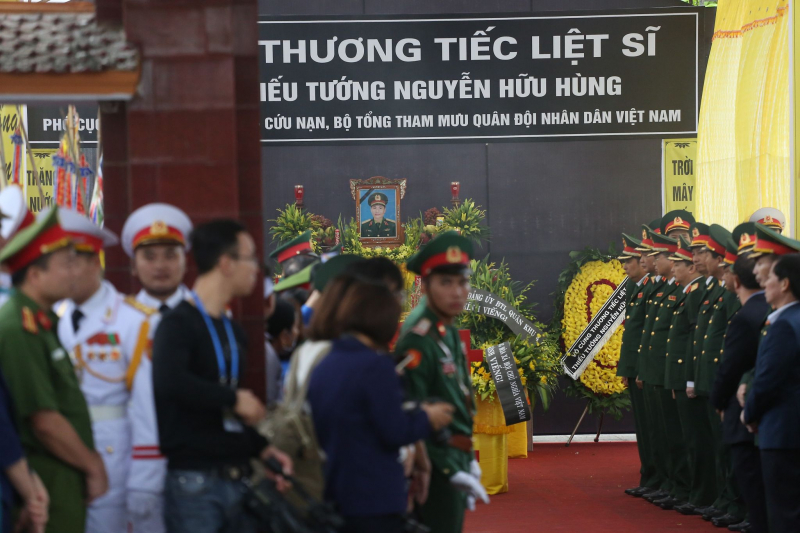 Đại tá Nguyễn Hữu Hùng từng được tặng thưởng Huân chương Chiến công hạng Ba; Huân chương Bảo vệ Tổ quốc hạng Nhất; Huy chương Chiến sĩ vẻ vang hạng Nhất, hạng Nhì, hạng Ba; Huy chương Quân kỳ Quyết thắng.