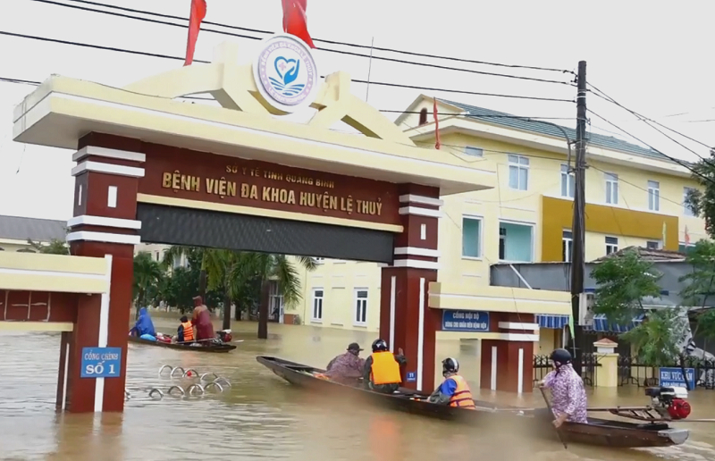 Cận cảnh bệnh viện Lệ Thủy bị nước lũ bủa vây, cô lập