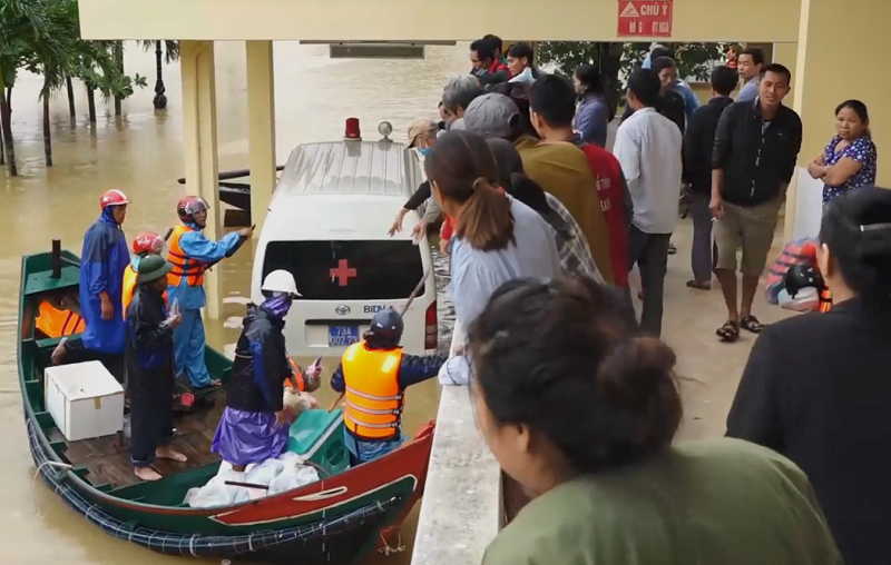 Bệnh viện bị cô lập hoàn toàn điện mất, nước sinh hoạt cũng chắt chiu vì phải vận chuyển từ nơi khác đến bằng thuyền.