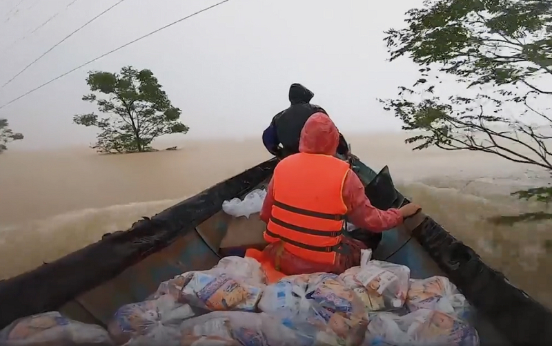 Phải dùng thuyền để tiếp tế lương thực cho hơn 300 bệnh nhân trong bệnh viện