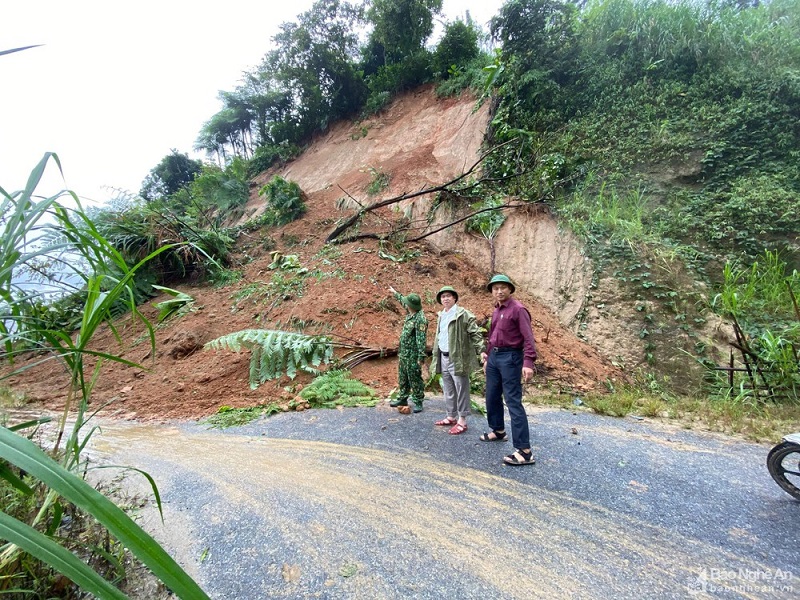 Nghệ An: Nhiều điểm xuất hiện sạt lở núi phải di dời dân khẩn cấp