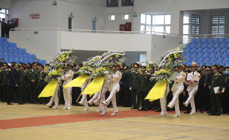 Các đoàn lãnh đạo cơ quan Đảng, Nhà nước, Bộ Quốc phòng dâng vòng hoa trước anh linh 22 cán bộ, chiến sĩ hy sinh.