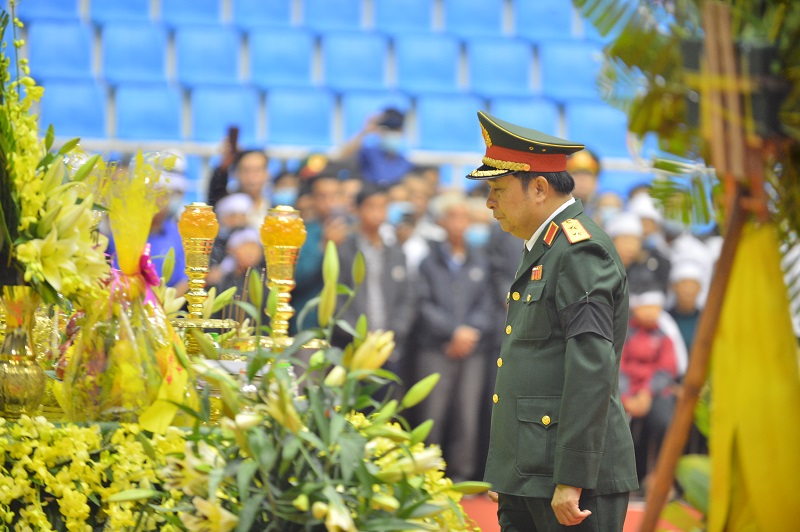 Phó tổng Tham mưu trưởng Trung tướng Phùng Sĩ Tấn cúi đầu trước anh linh 22 cán bộ, chiến sĩ hy sinh.