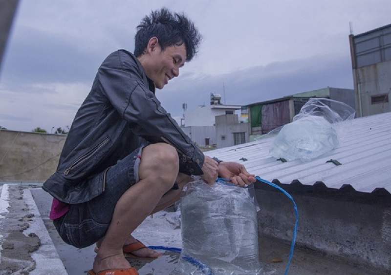 Nhiều người dân Đà Nẵng gia cố nhà cửa, tìm nơi trú ẩn an toàn trước khi bão số 9 đổ bộ vào đất liền. Ảnh: Đoàn Nguyên.